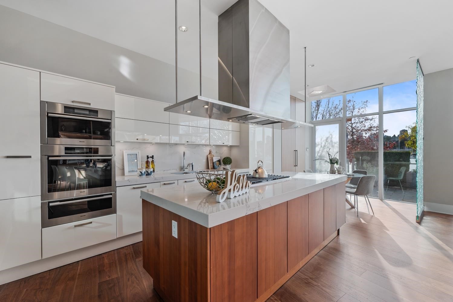 1576 Homer Mews, Vancouver, BC - Indoor Photo Showing Kitchen With Upgraded Kitchen