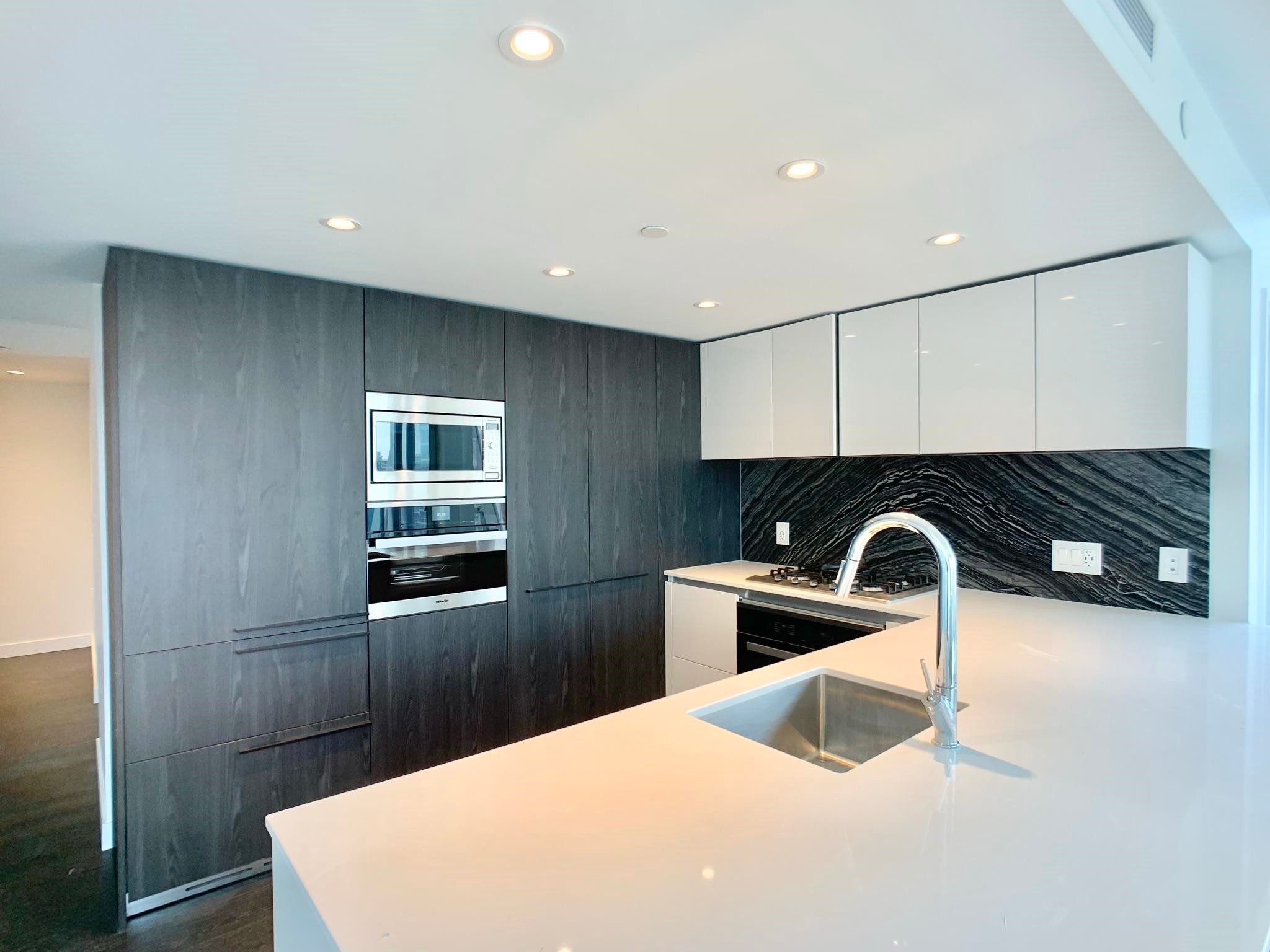 1111 Richards, Vancouver, BC