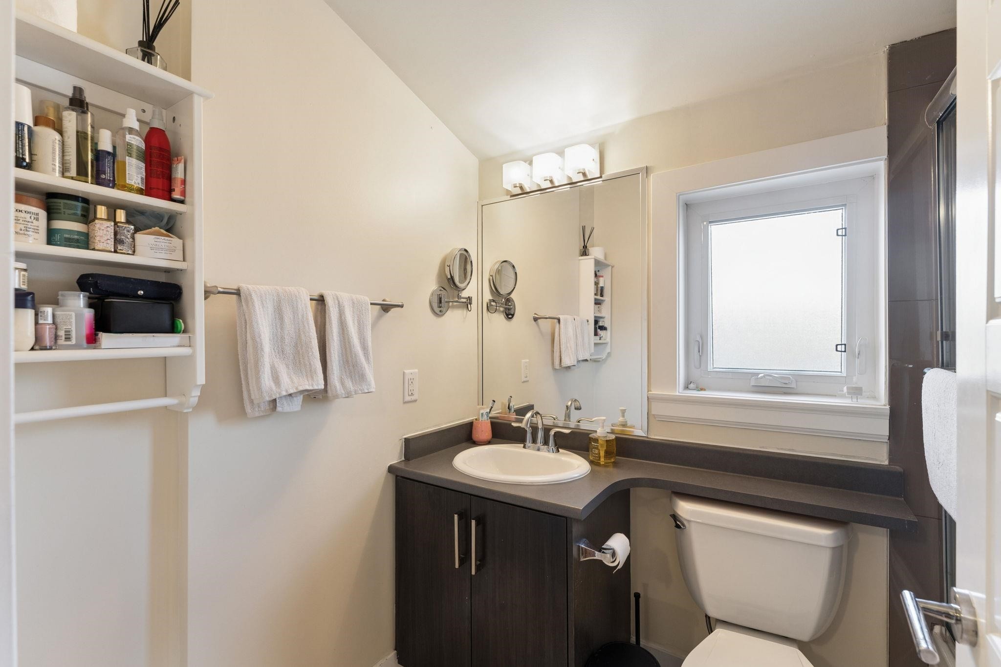 3233 Grant Street, Vancouver, BC - Indoor Photo Showing Bathroom