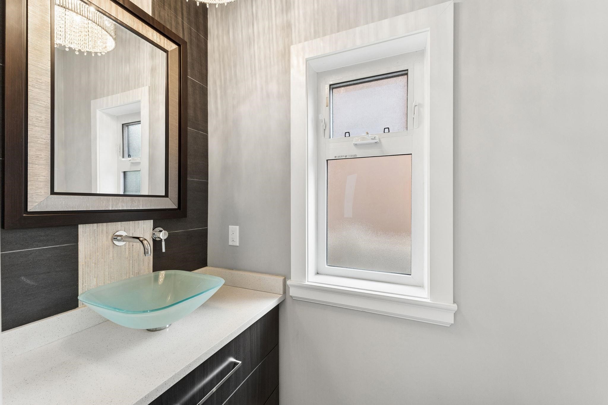 3233 Grant Street, Vancouver, BC - Indoor Photo Showing Bathroom