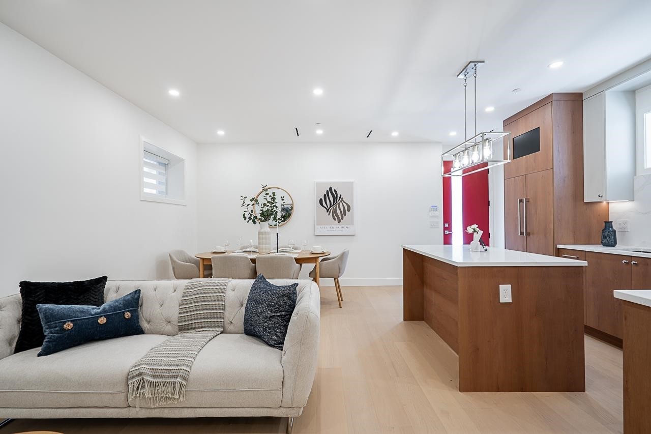 2-1845 51St Avenue E, Vancouver, BC - Indoor Photo Showing Living Room
