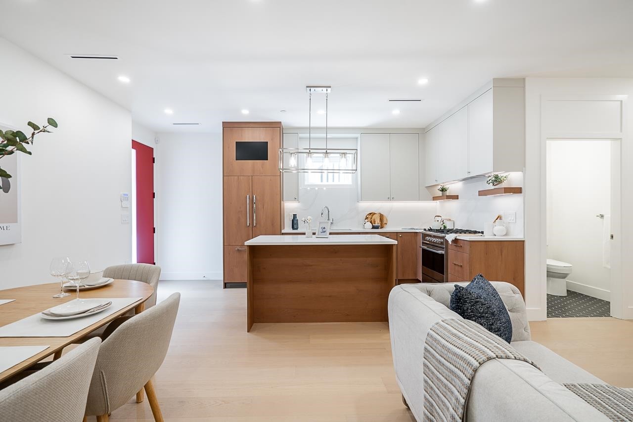2-1845 51St Avenue E, Vancouver, BC - Indoor