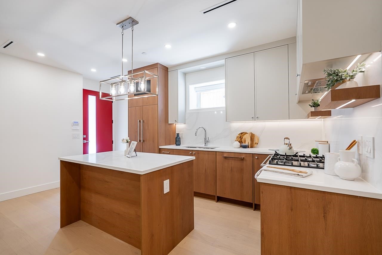 2-1845 51St Avenue E, Vancouver, BC - Indoor Photo Showing Kitchen With Upgraded Kitchen