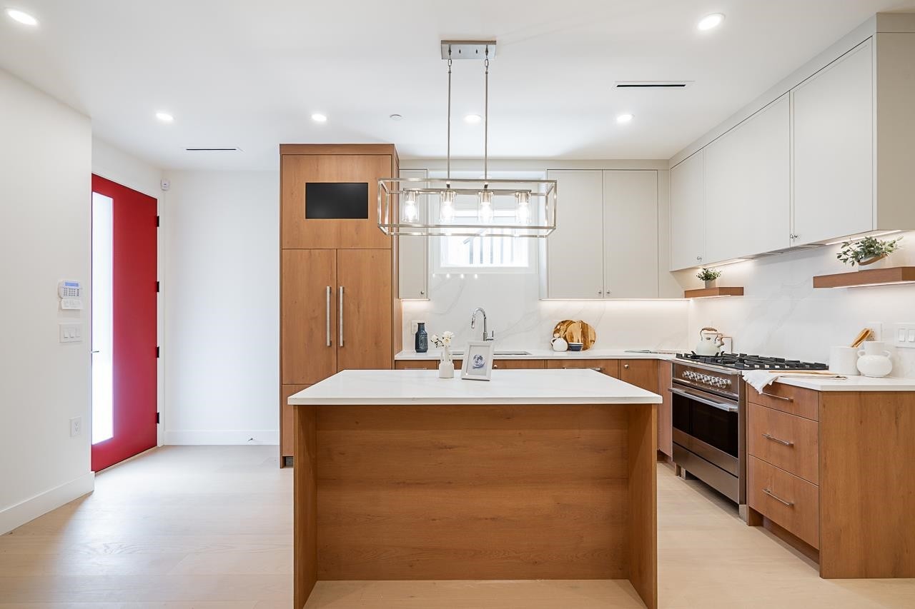 2-1845 51St Avenue E, Vancouver, BC - Indoor Photo Showing Kitchen With Upgraded Kitchen