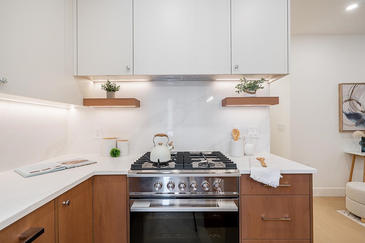 2-1845 51St Avenue E, Vancouver, BC - Indoor Photo Showing Kitchen With Upgraded Kitchen