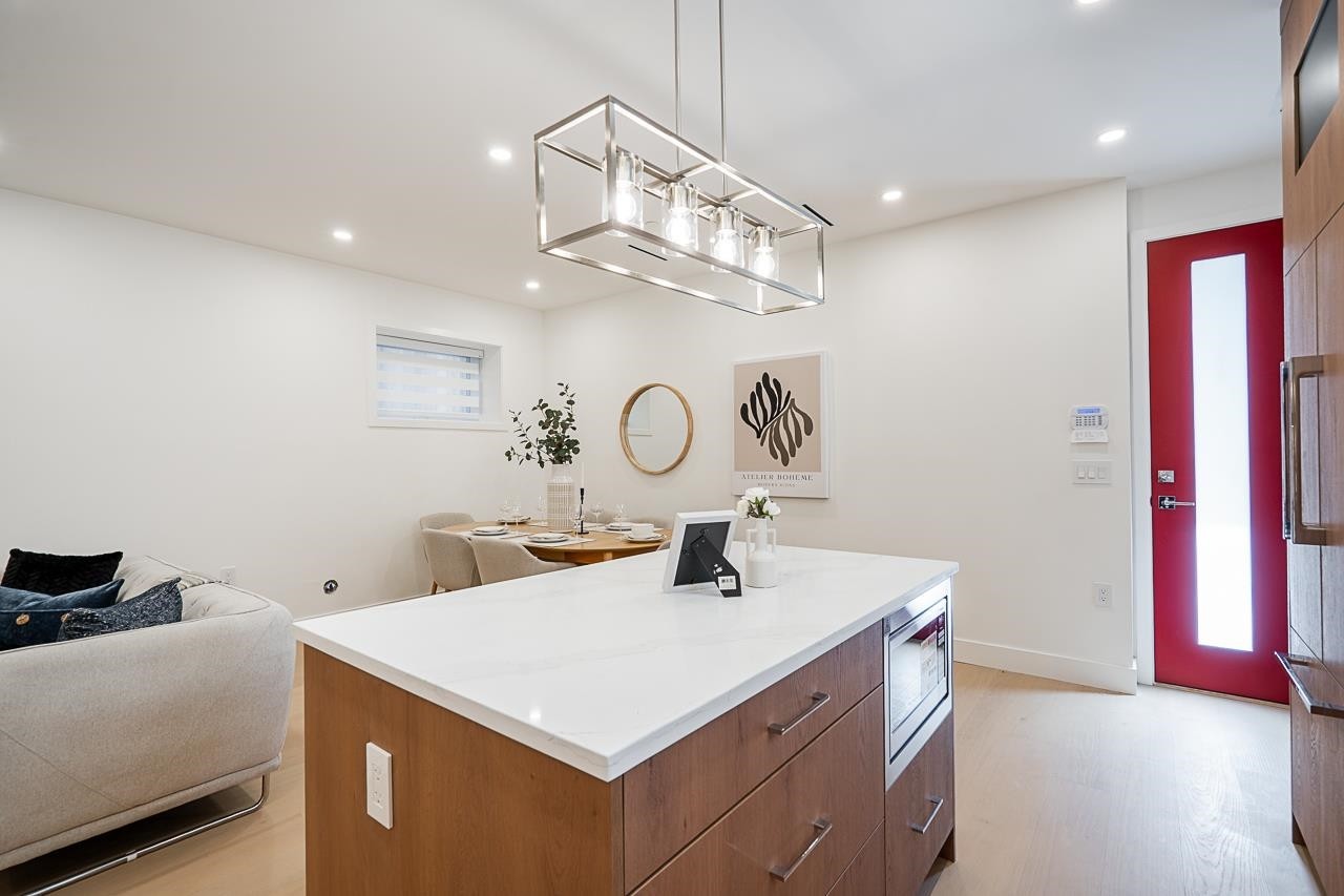 2-1845 51St Avenue E, Vancouver, BC - Indoor