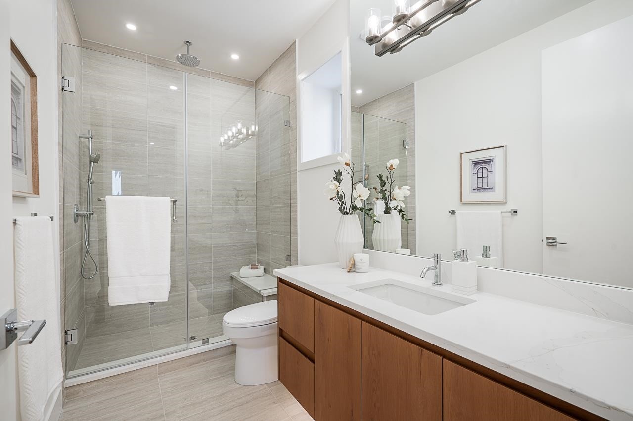 2-1845 51St Avenue E, Vancouver, BC - Indoor Photo Showing Bathroom