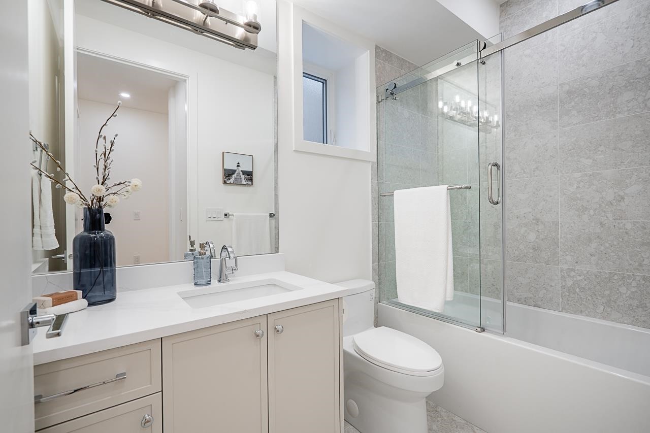 2-1845 51St Avenue E, Vancouver, BC - Indoor Photo Showing Bathroom