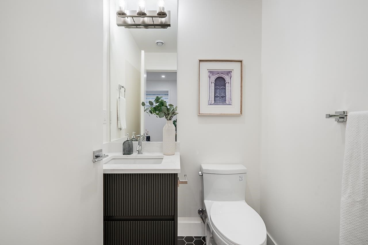 2-1845 51St Avenue E, Vancouver, BC - Indoor Photo Showing Bathroom