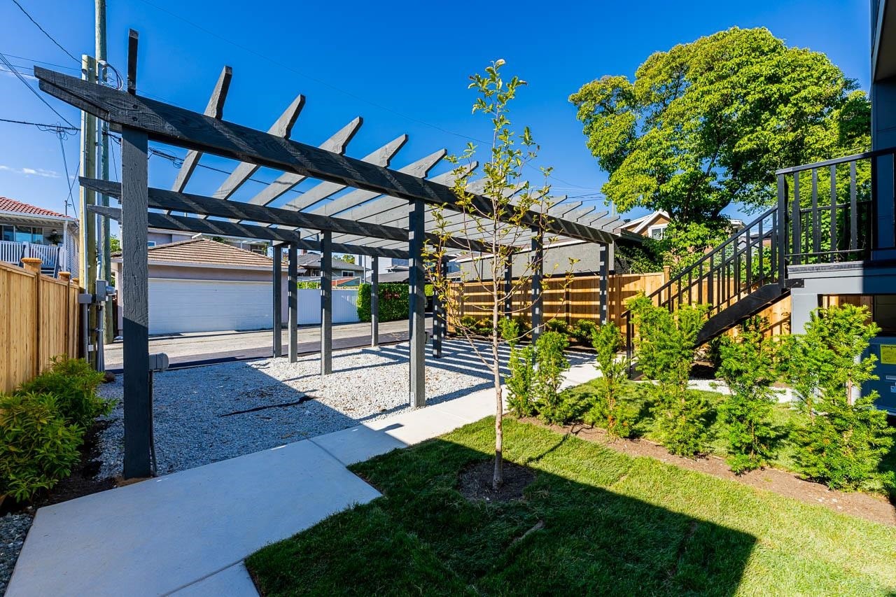 2-1845 51St Avenue E, Vancouver, BC - Outdoor