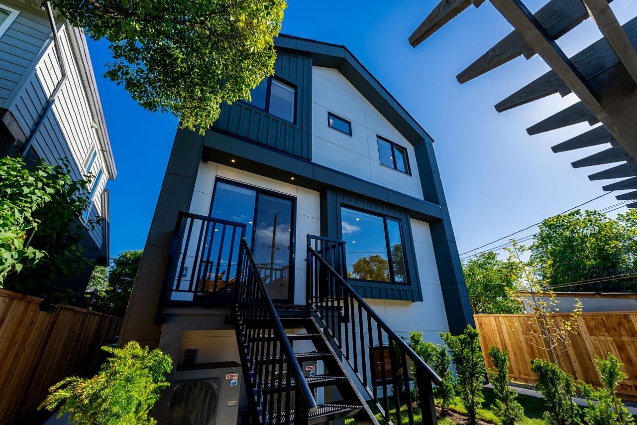 2-1845 51St Avenue E, Vancouver, BC - Outdoor
