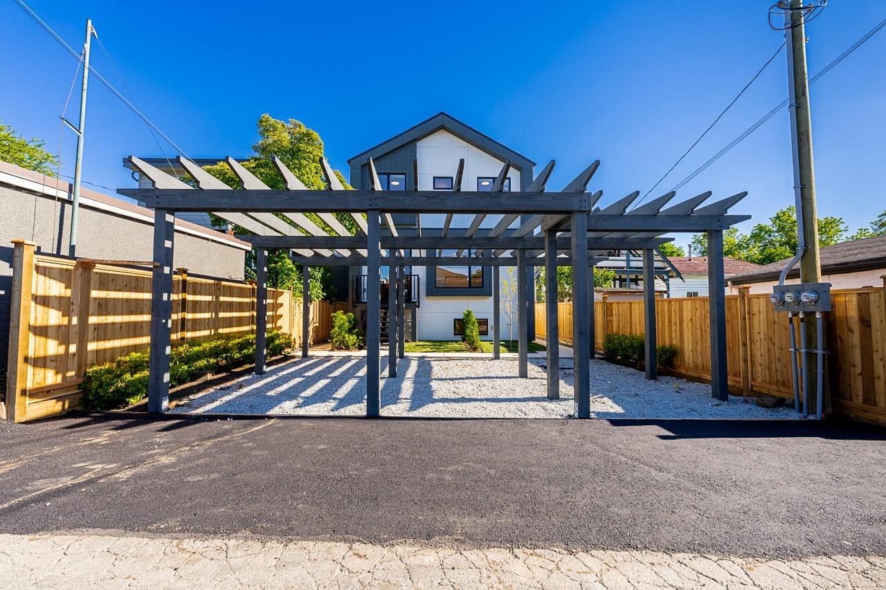 2-1845 51St Avenue E, Vancouver, BC - Outdoor