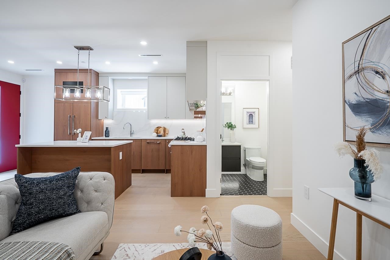 2-1845 51St Avenue E, Vancouver, BC - Indoor