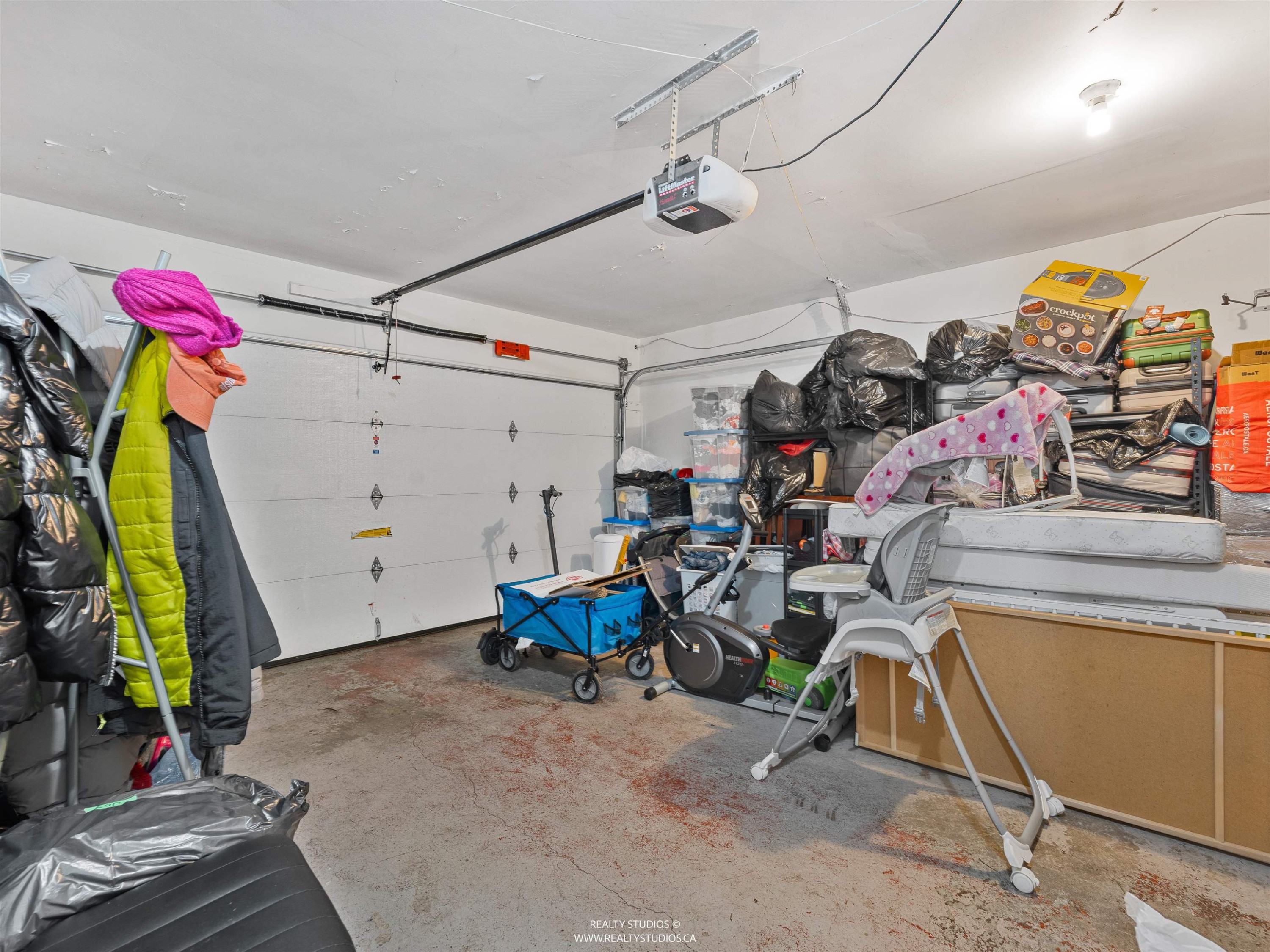 7170 Hecate Place, Vancouver, BC - Indoor Photo Showing Garage