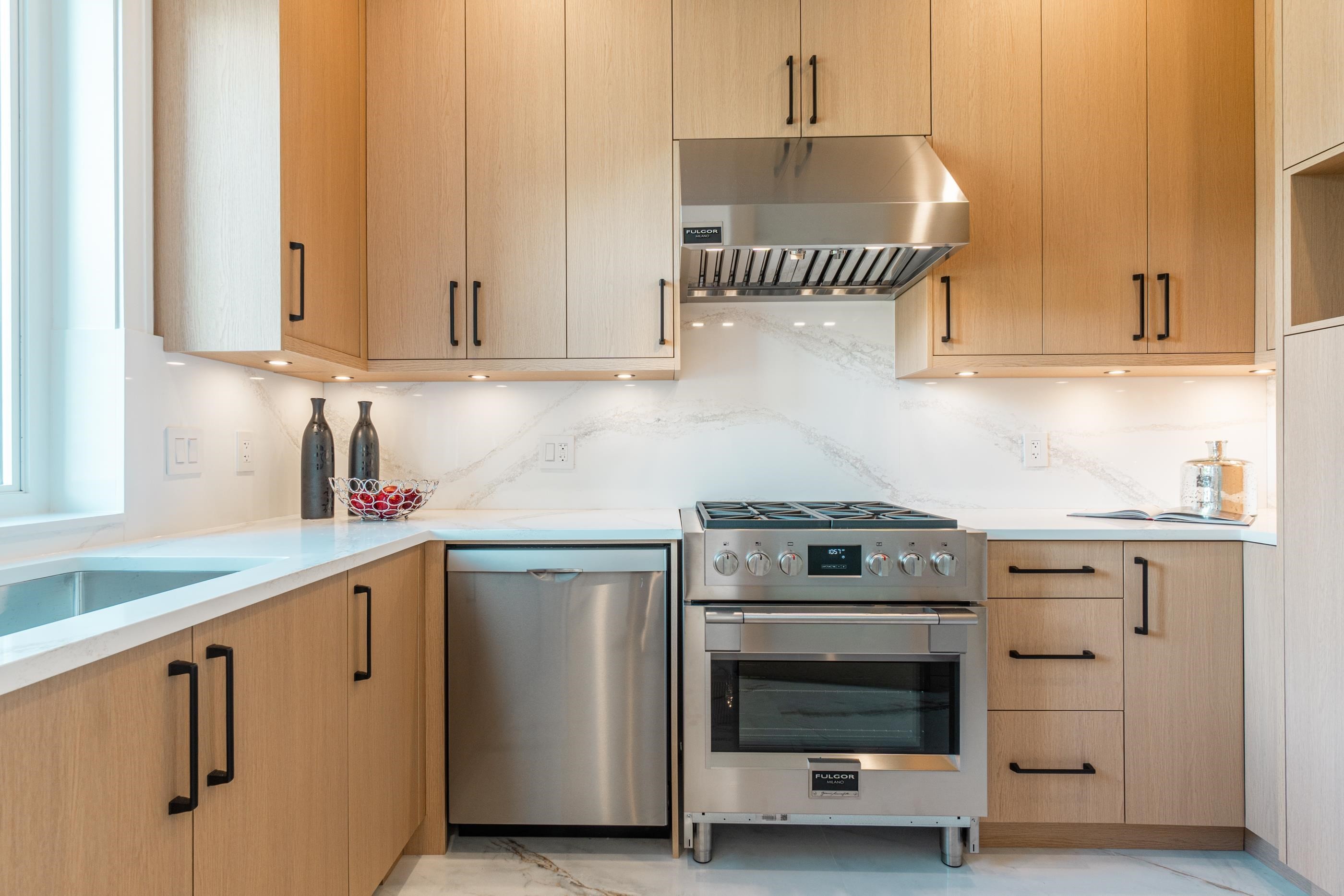 9531 Kirkmond Crescent, Richmond, BC - Indoor Photo Showing Kitchen With Upgraded Kitchen