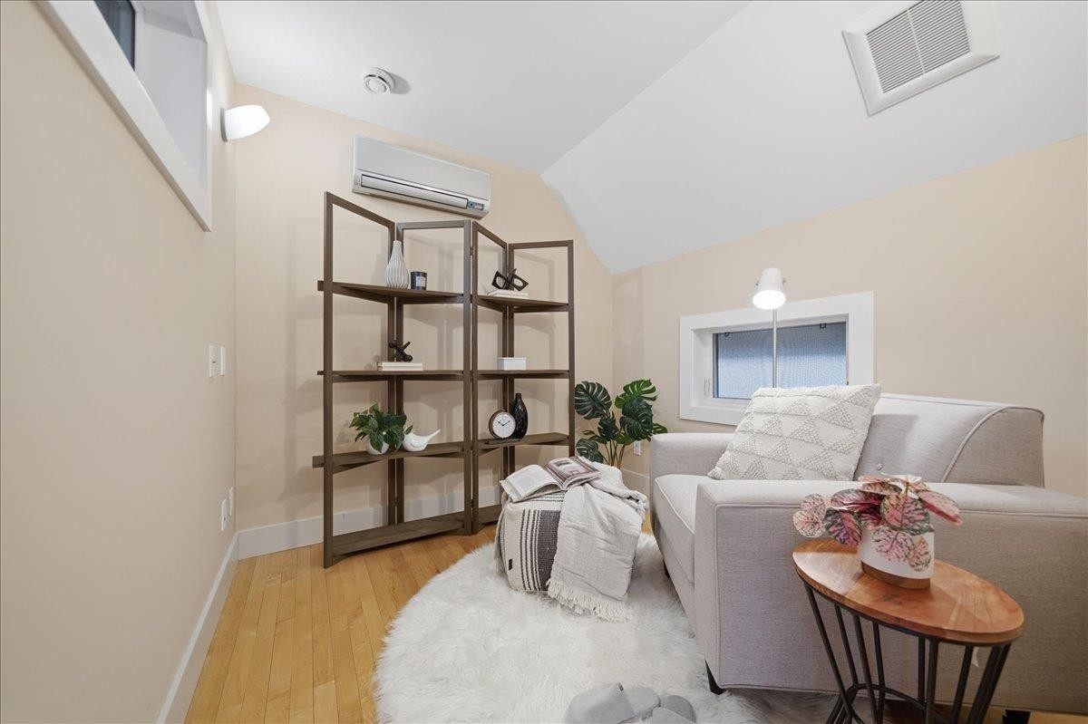 6733 Vivian Street, Vancouver, BC