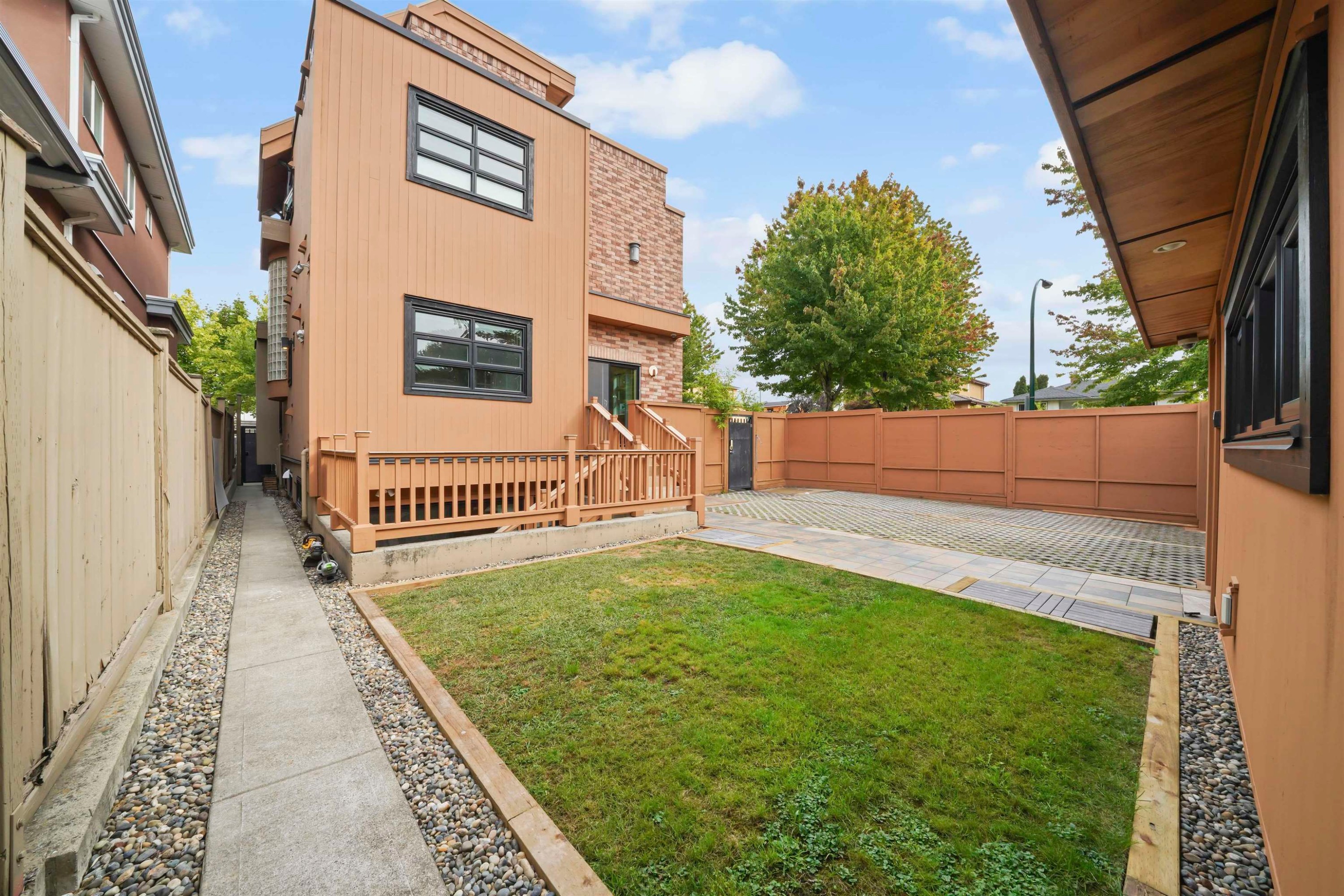 6733 Vivian Street, Vancouver, BC