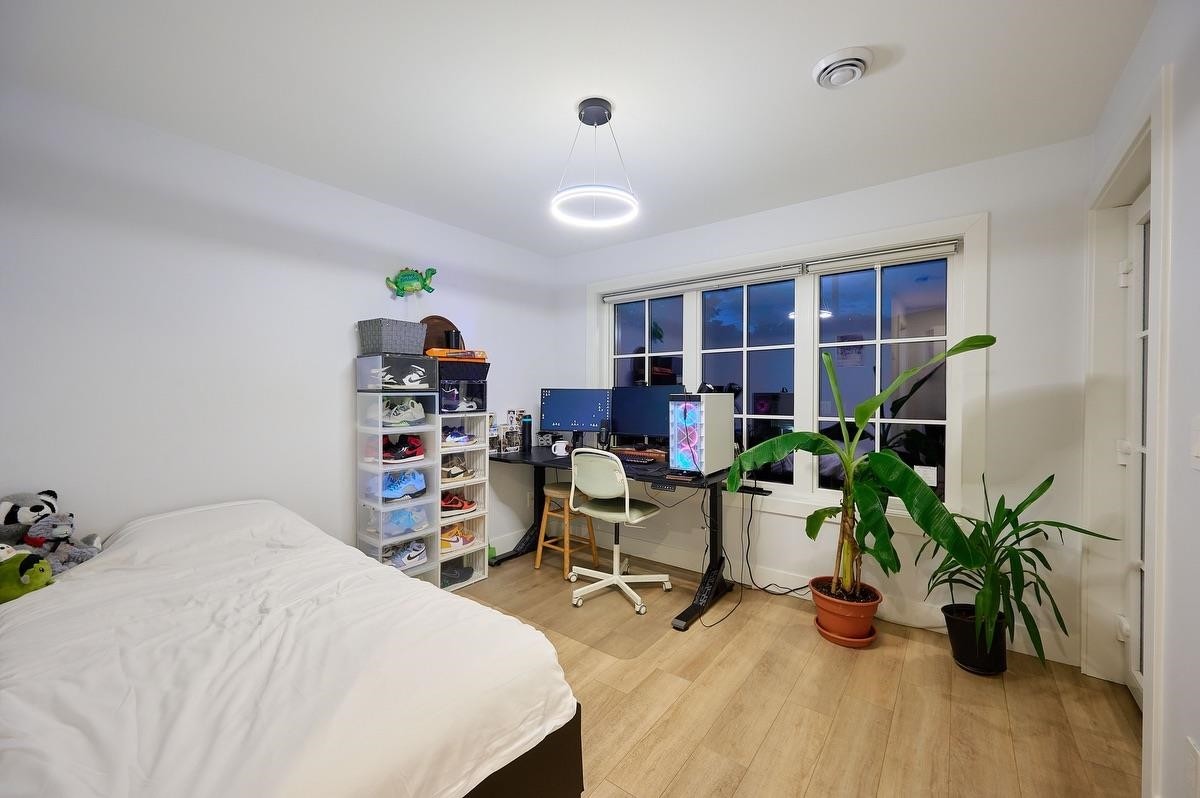 449 15Th Street E, North Vancouver, BC
