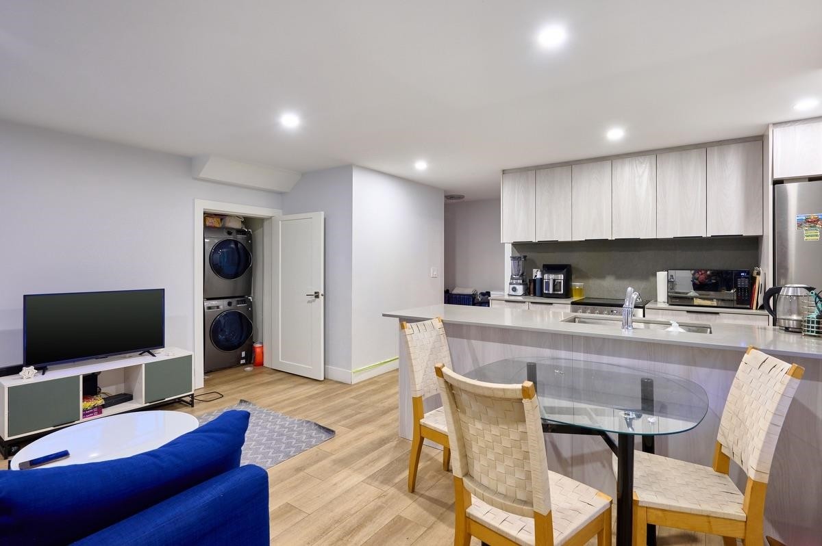 449 15Th Street E, North Vancouver, BC