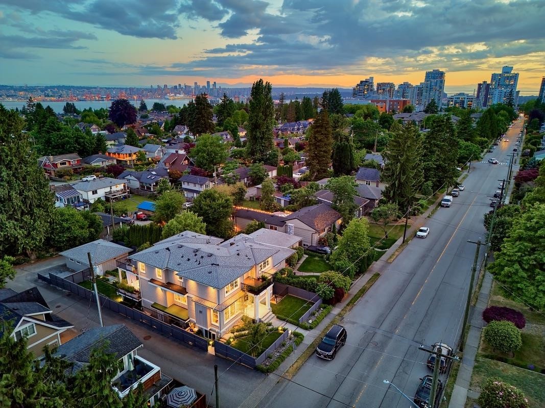 449 15Th Street E, North Vancouver, BC
