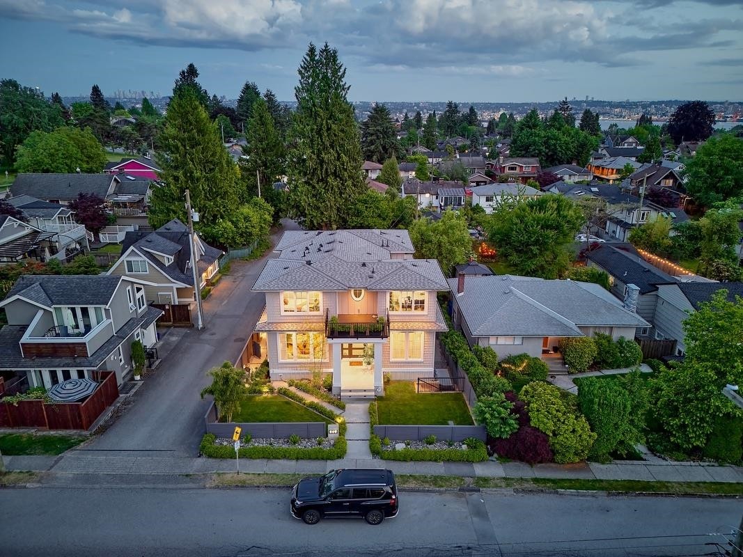 449 15Th Street E, North Vancouver, BC
