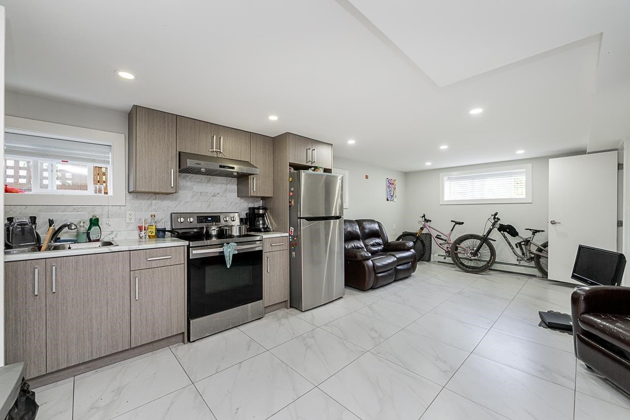2843 5Th Avenue E, Vancouver, BC - Indoor Photo Showing Kitchen