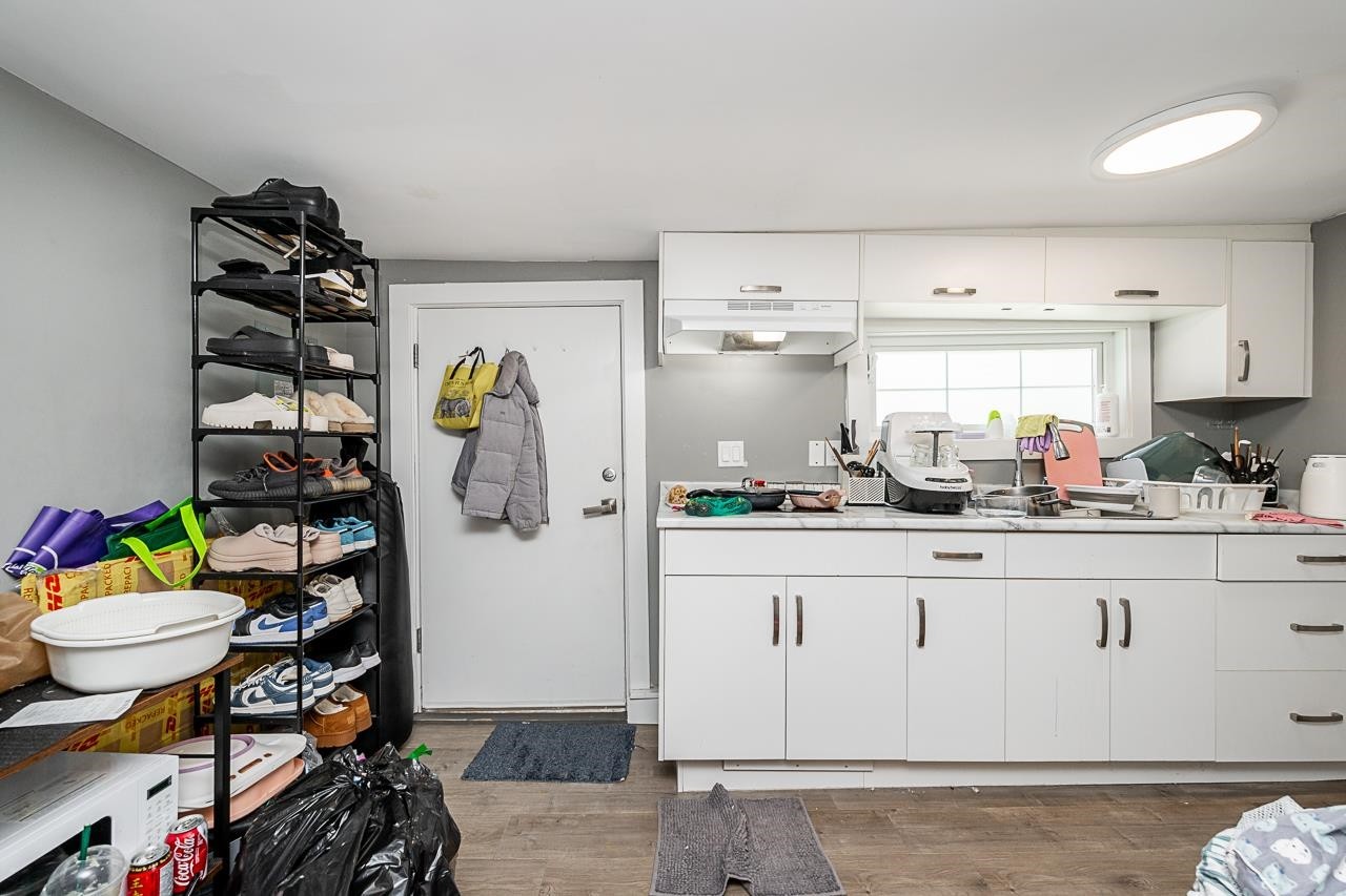 2843 5Th Avenue E, Vancouver, BC - Indoor Photo Showing Kitchen
