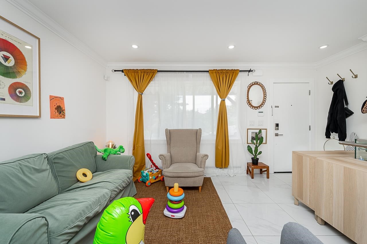 2843 5Th Avenue E, Vancouver, BC - Indoor Photo Showing Living Room