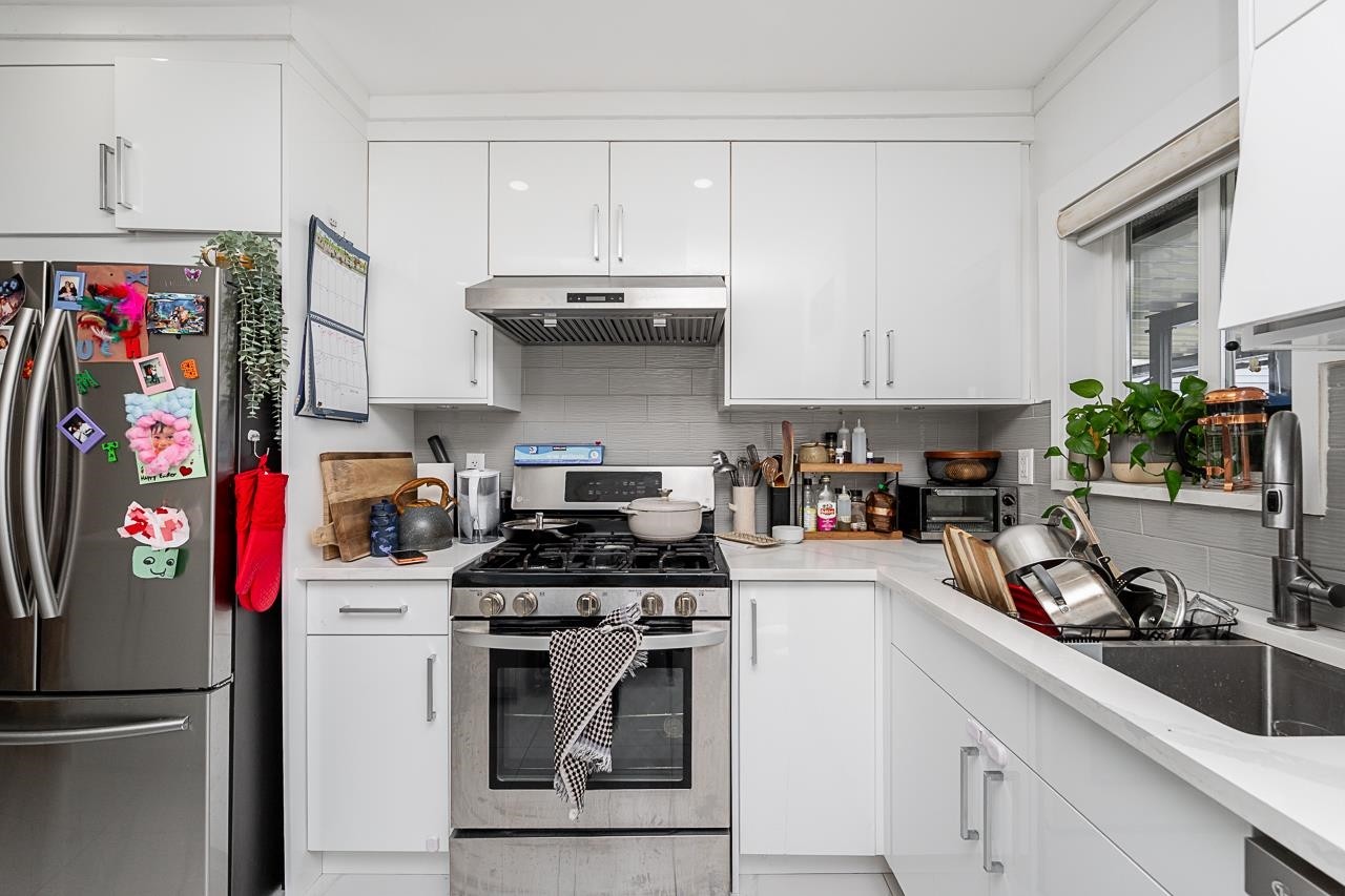 2843 5Th Avenue E, Vancouver, BC - Indoor Photo Showing Kitchen