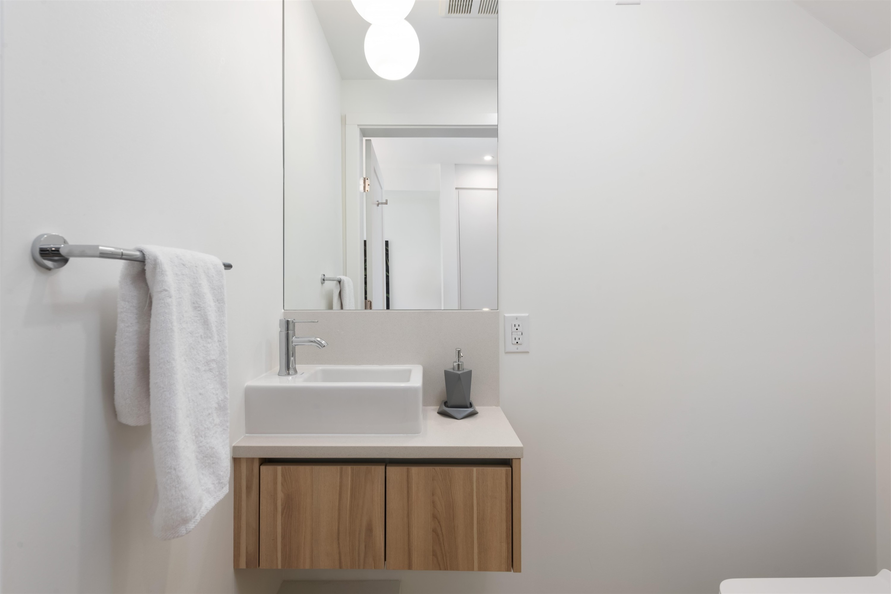 885 33Rd Avenue W, Vancouver, BC - Indoor Photo Showing Bathroom
