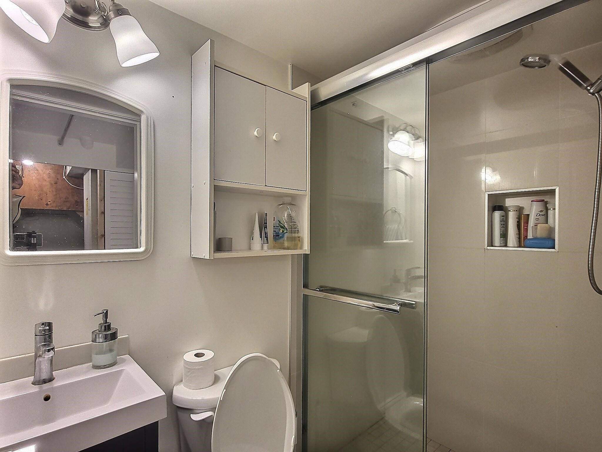 6878 Arlington Street, Vancouver, BC - Indoor Photo Showing Bathroom