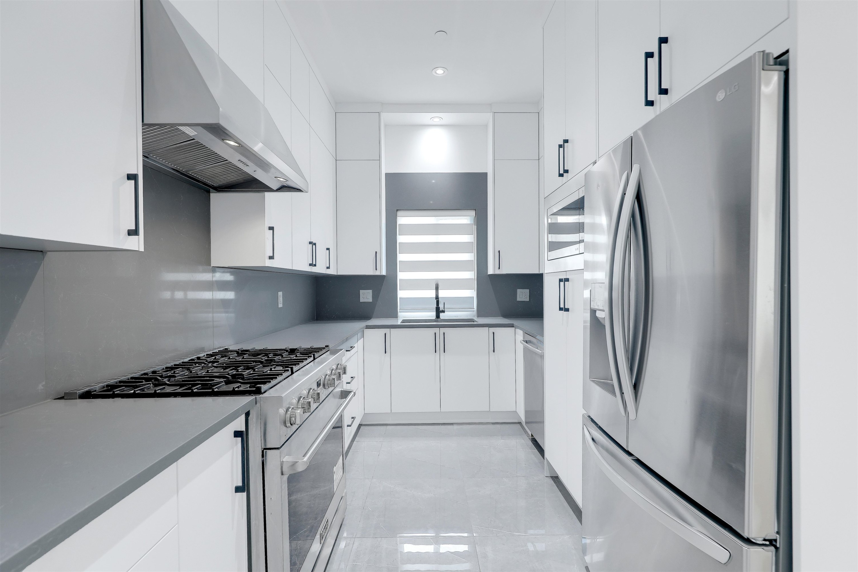 1938 Connaught Avenue, Port Coquitlam, BC - Indoor Photo Showing Kitchen With Upgraded Kitchen