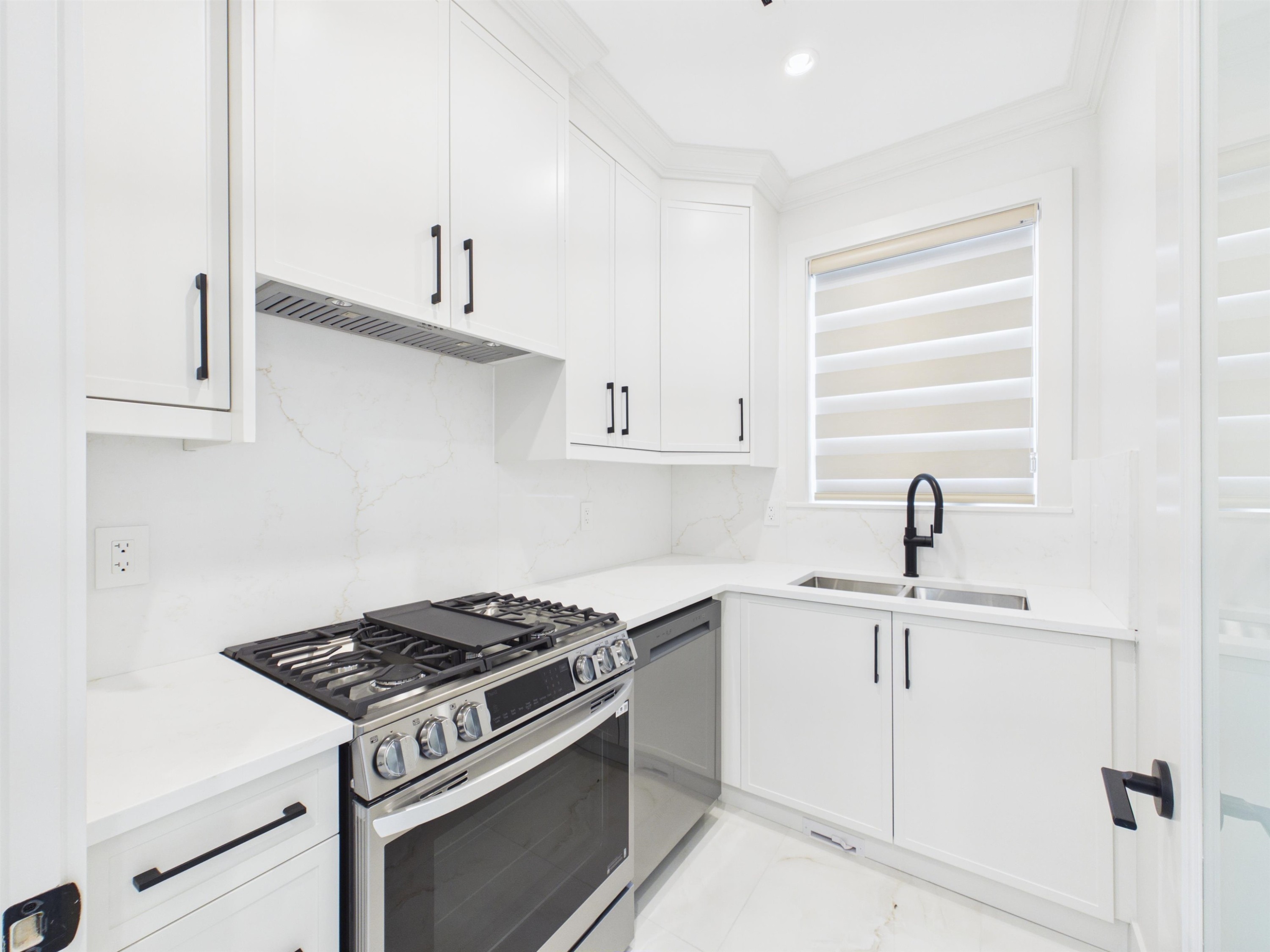 11306 Williams Road, Richmond, BC - Indoor Photo Showing Kitchen With Double Sink With Upgraded Kitchen