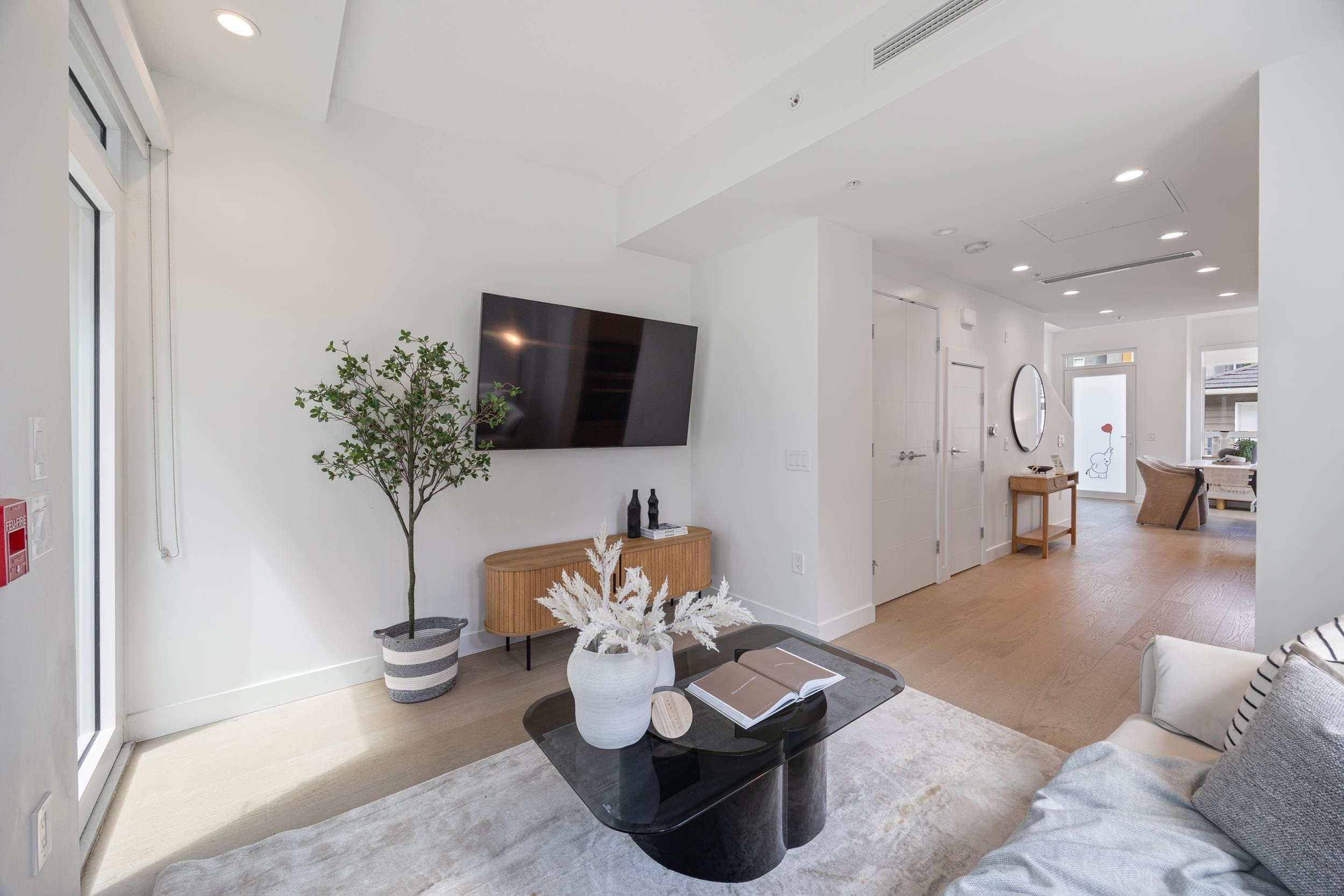 477 King Edward Avenue W, Vancouver, BC - Indoor Photo Showing Living Room