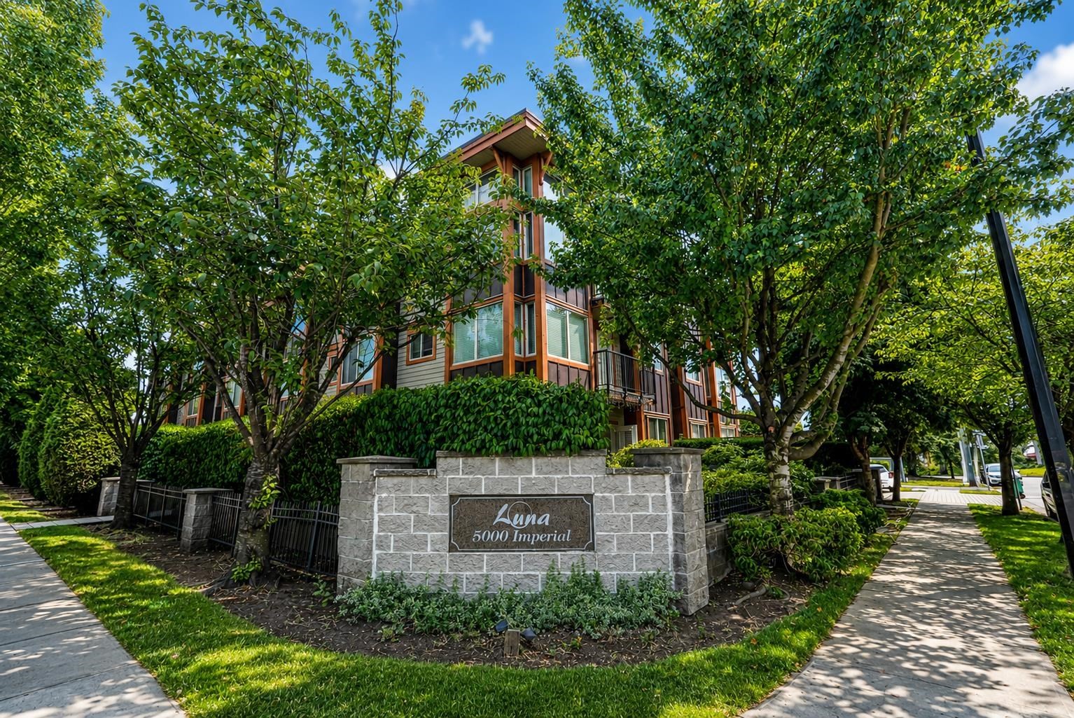 301-5000 Imperial Street, Burnaby, BC - Outdoor