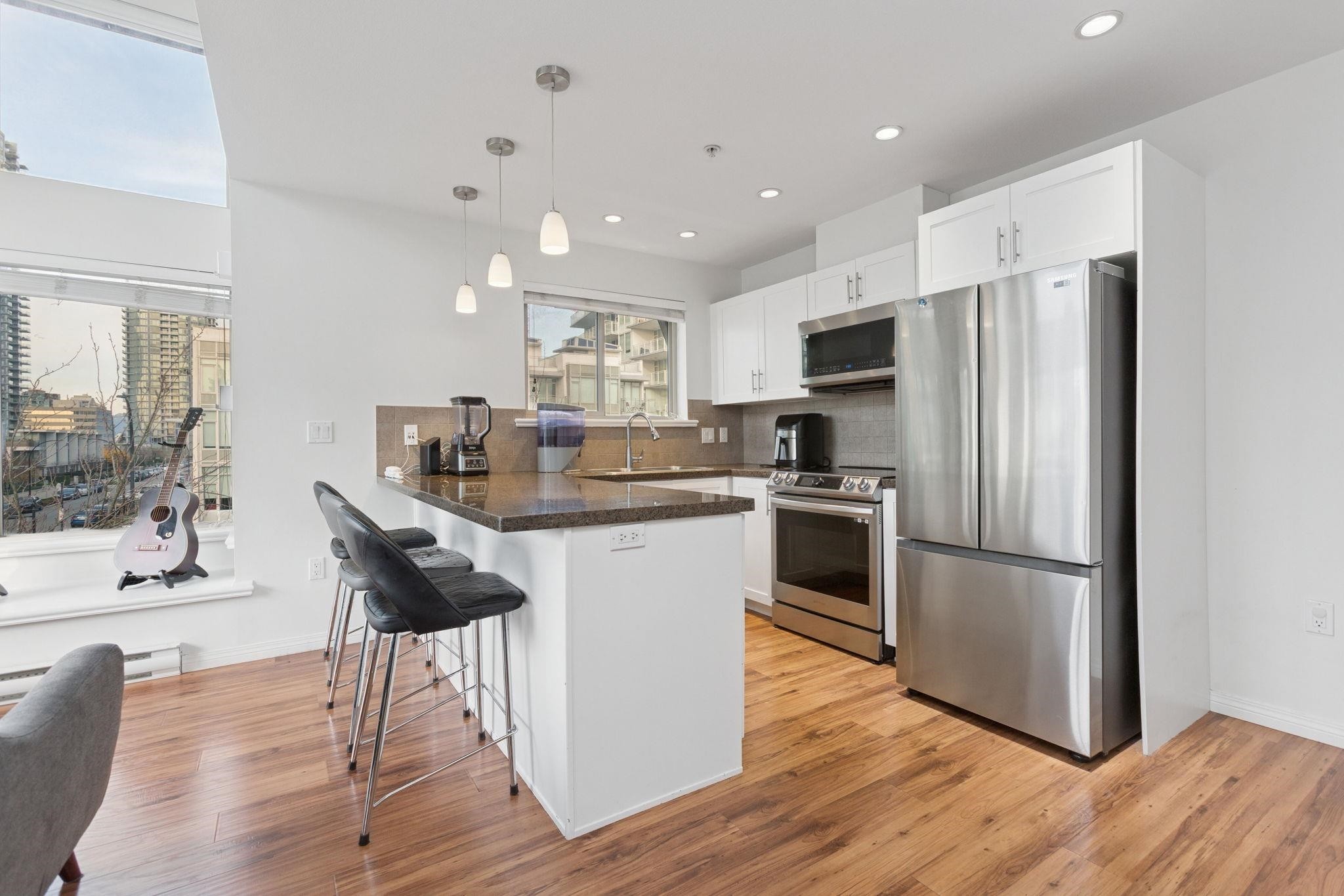 301-5000 Imperial Street, Burnaby, BC - Indoor Photo Showing Kitchen With Stainless Steel Kitchen With Upgraded Kitchen