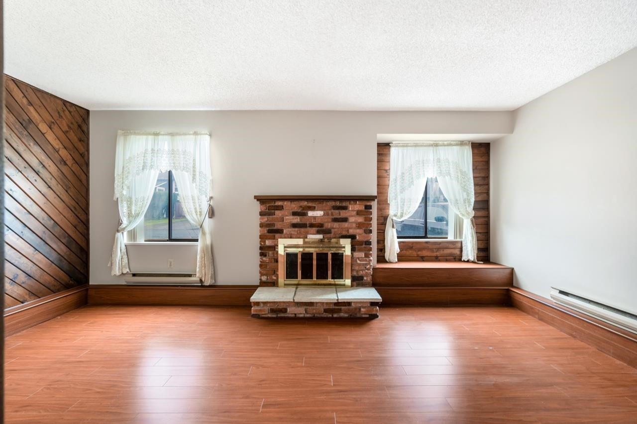 11121 Kingsbridge Drive, Richmond, BC - Indoor Photo Showing Living Room With Fireplace