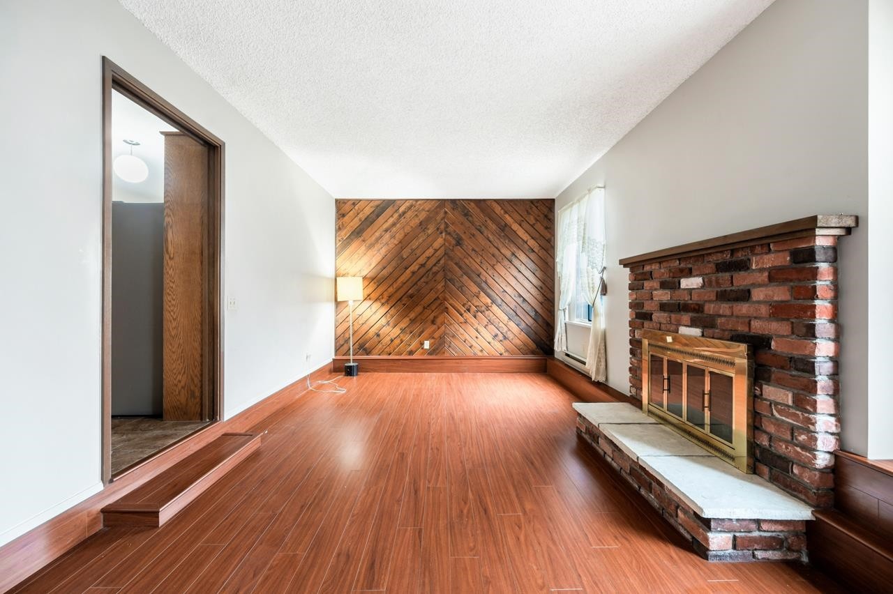 11121 Kingsbridge Drive, Richmond, BC - Indoor With Fireplace