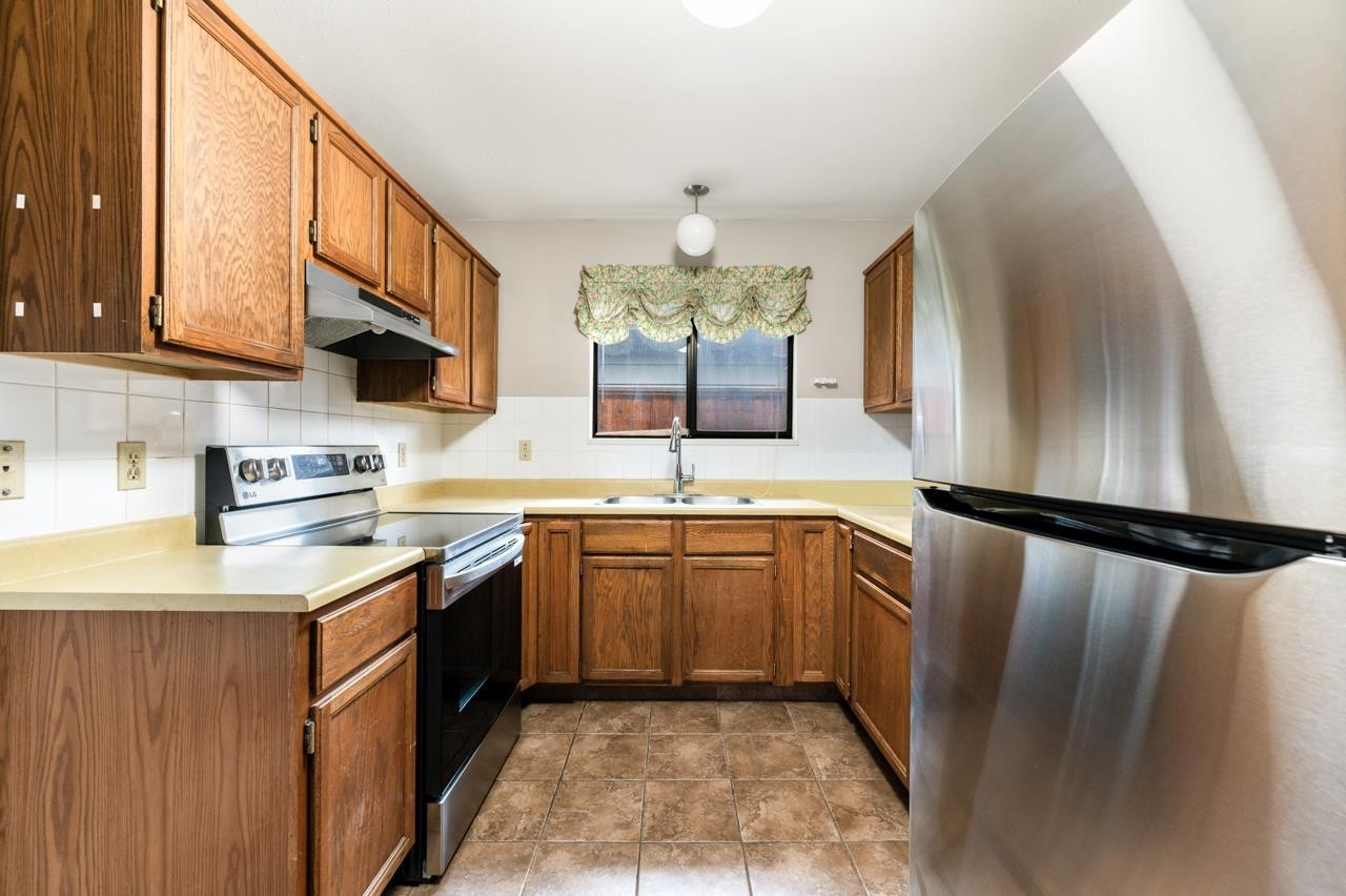 11121 Kingsbridge Drive, Richmond, BC - Indoor Photo Showing Kitchen With Double Sink