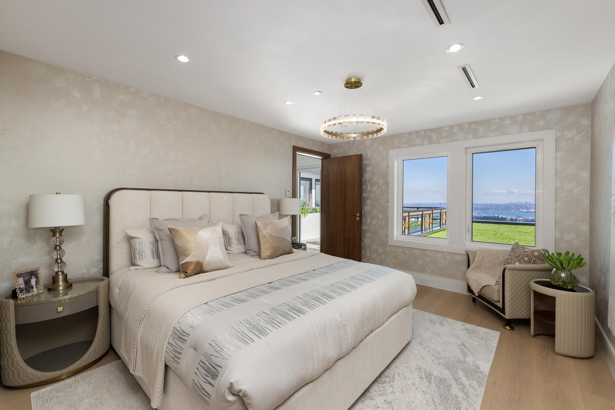 835 Farmleigh Road, West Vancouver, BC - Indoor Photo Showing Bedroom