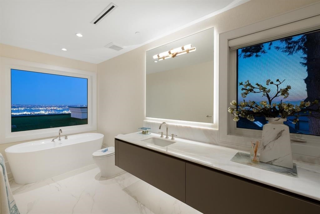 835 Farmleigh Road, West Vancouver, BC - Indoor Photo Showing Bathroom