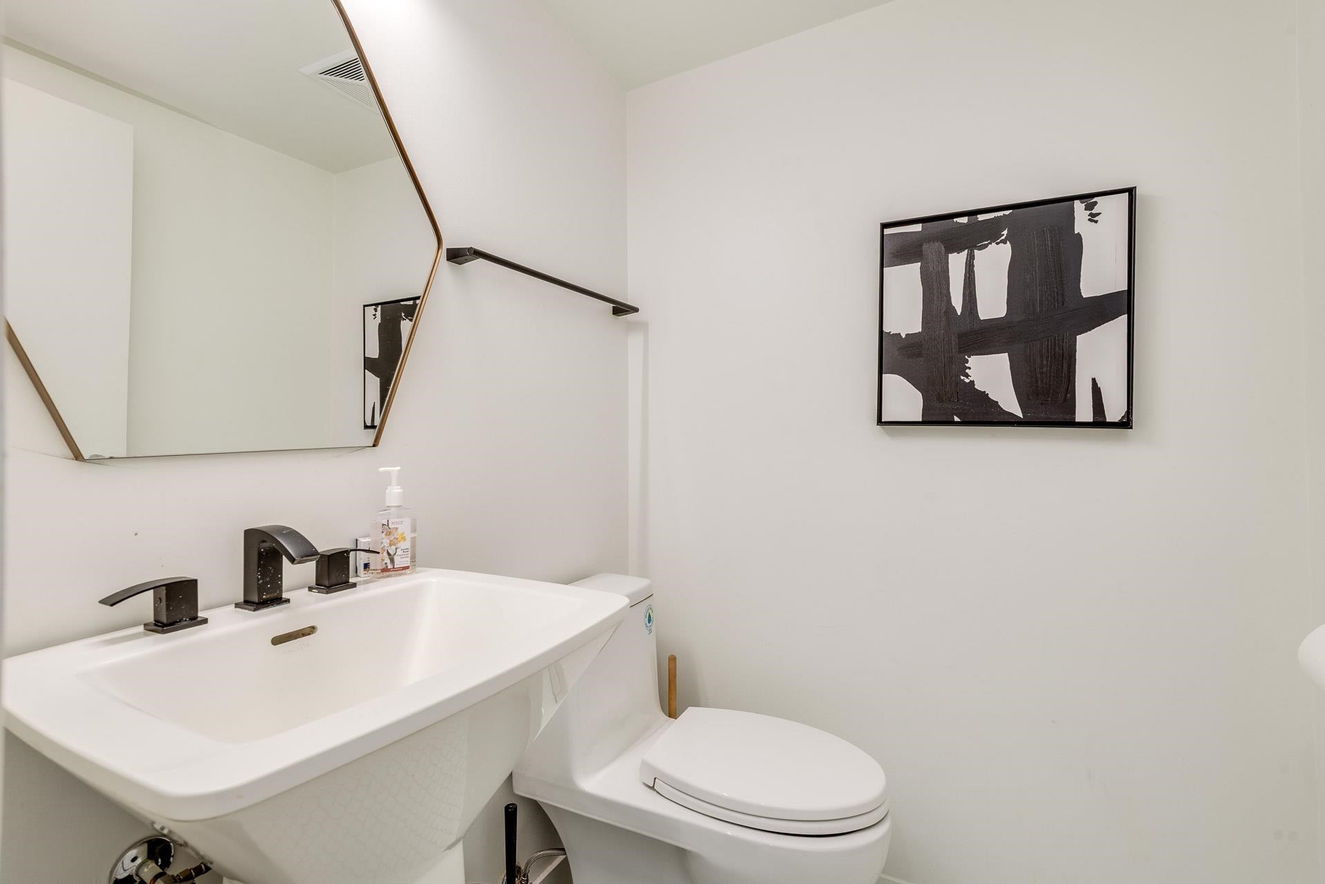 973 Mainland Street, Vancouver, BC - Indoor Photo Showing Bathroom