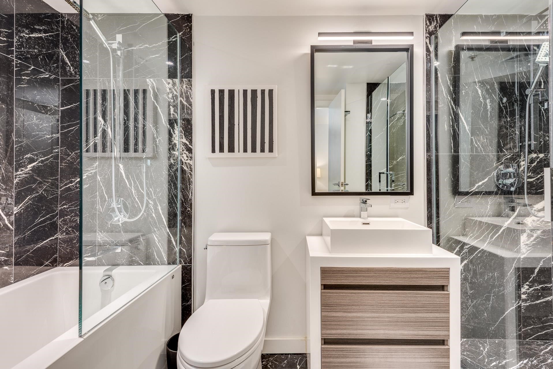 973 Mainland Street, Vancouver, BC - Indoor Photo Showing Bathroom