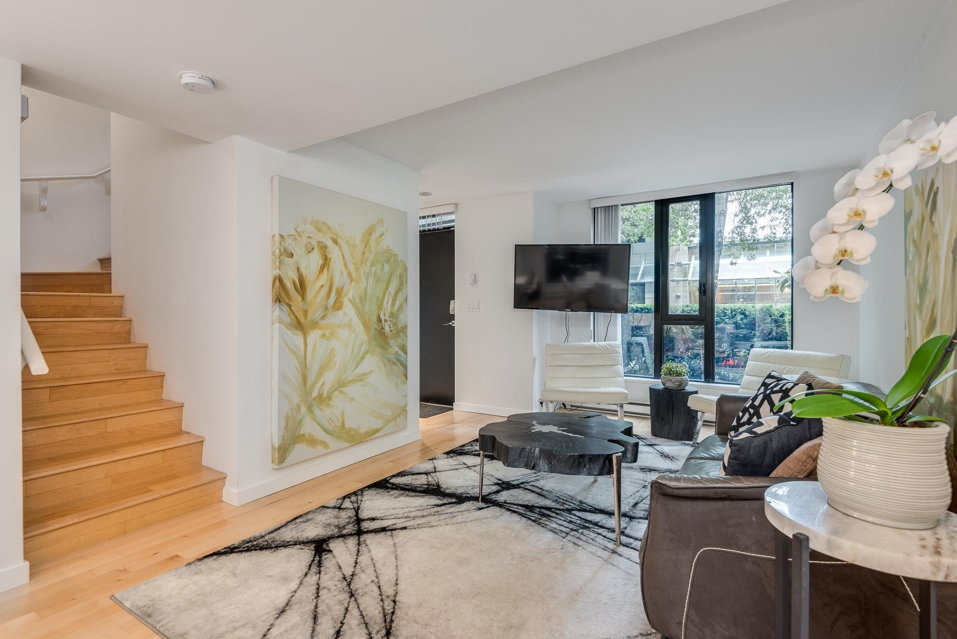 973 Mainland Street, Vancouver, BC - Indoor Photo Showing Living Room
