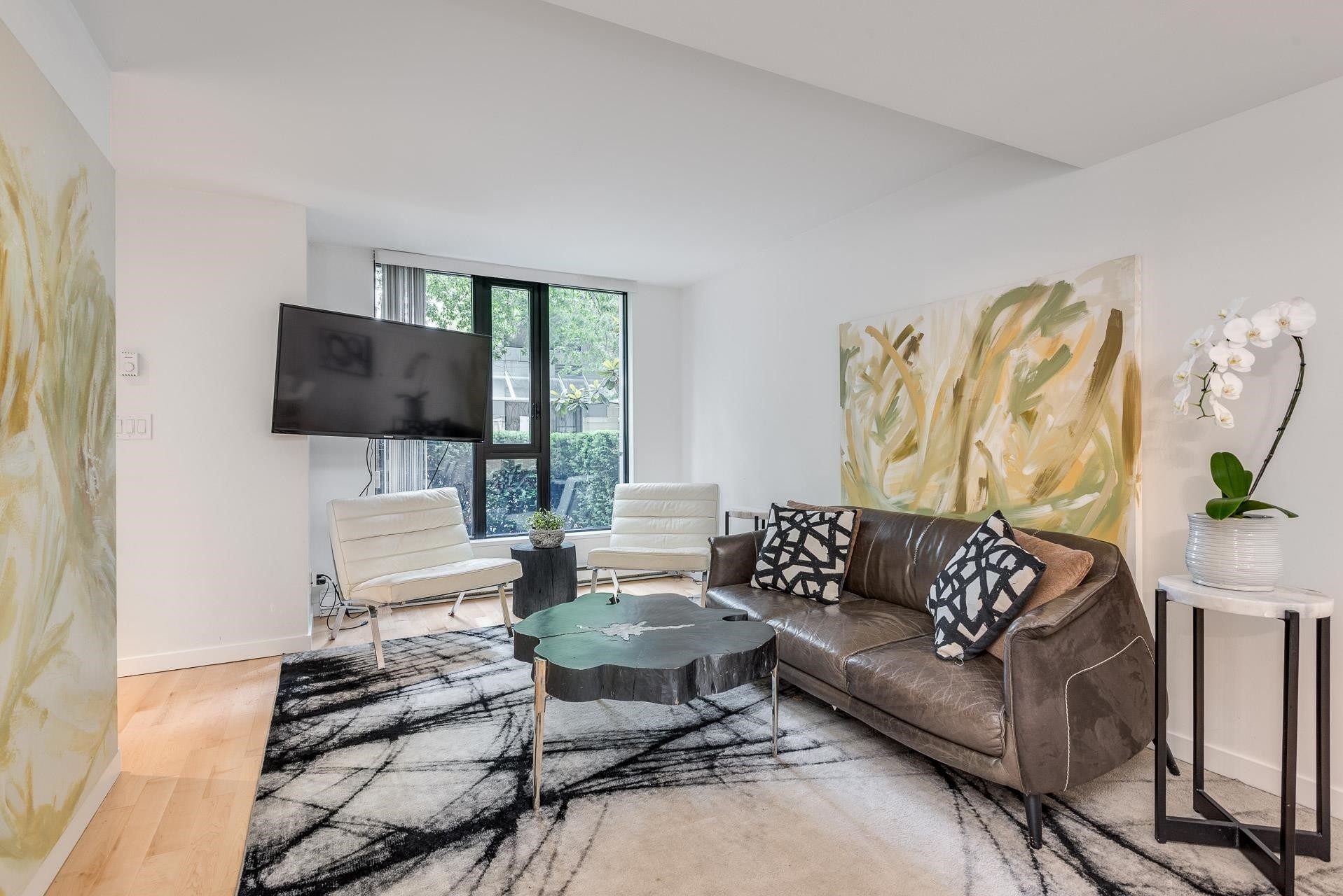 973 Mainland Street, Vancouver, BC - Indoor Photo Showing Living Room