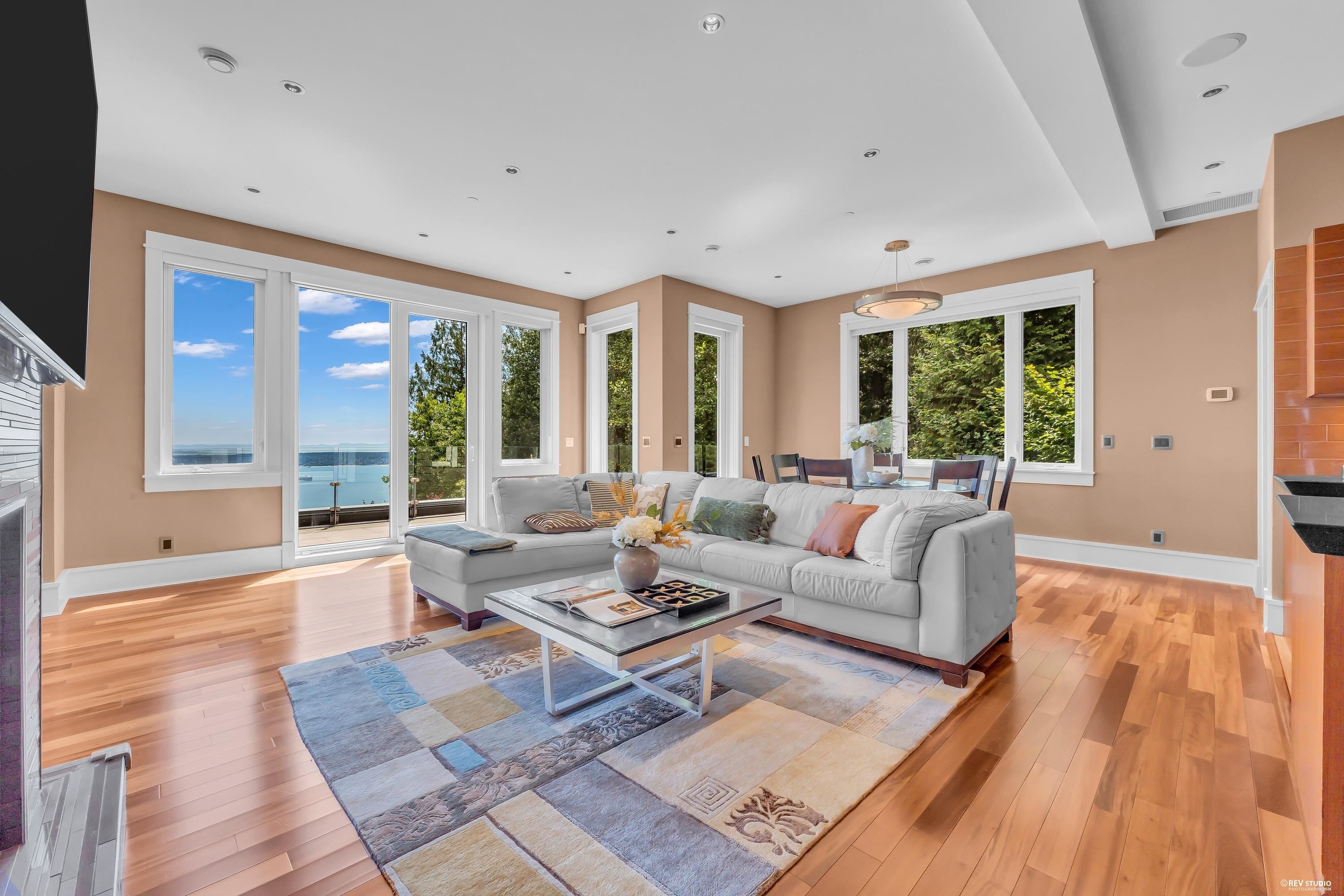 2793 Willoughby Road, West Vancouver, BC - Indoor Photo Showing Living Room