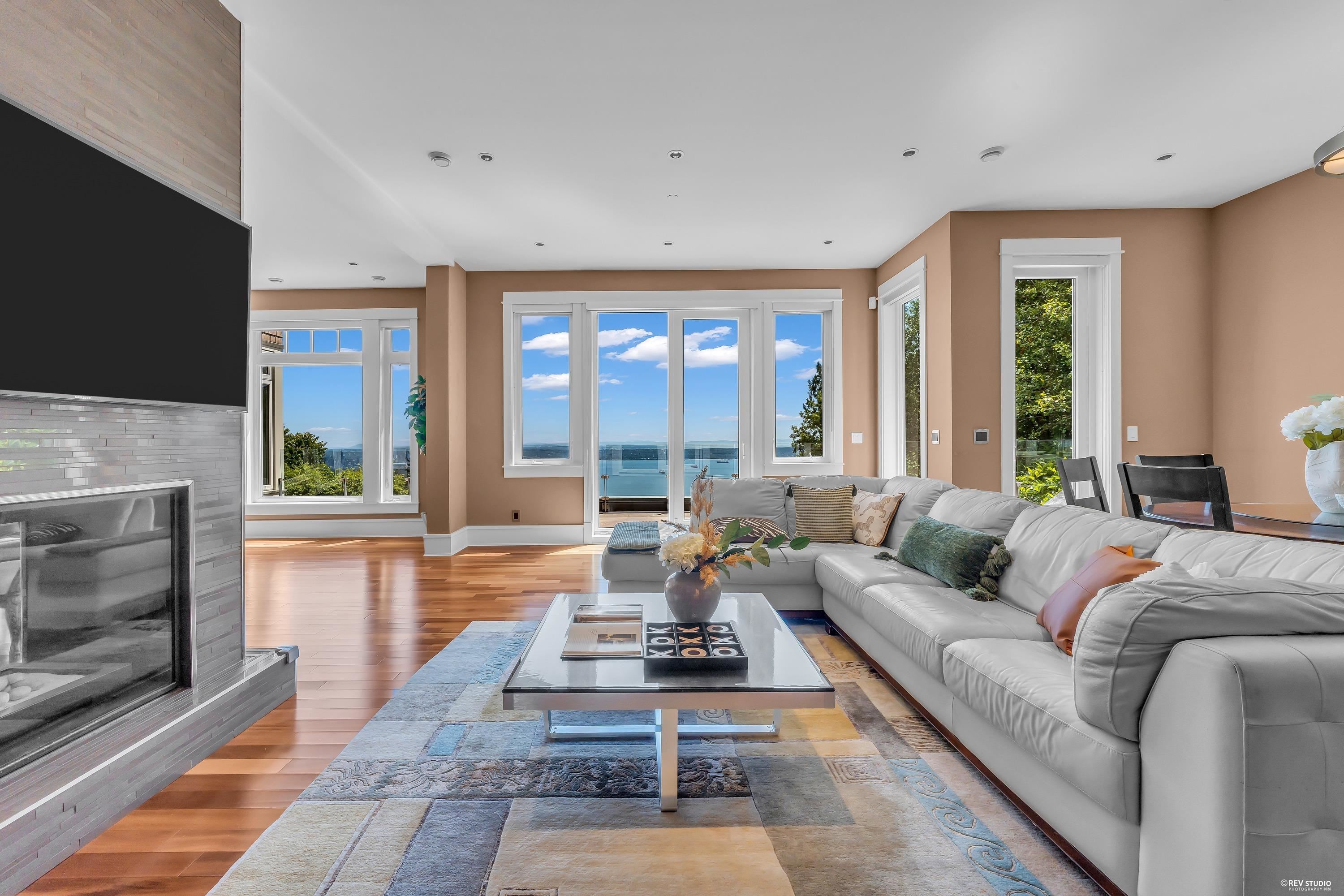 2793 Willoughby Road, West Vancouver, BC - Indoor Photo Showing Living Room With Fireplace