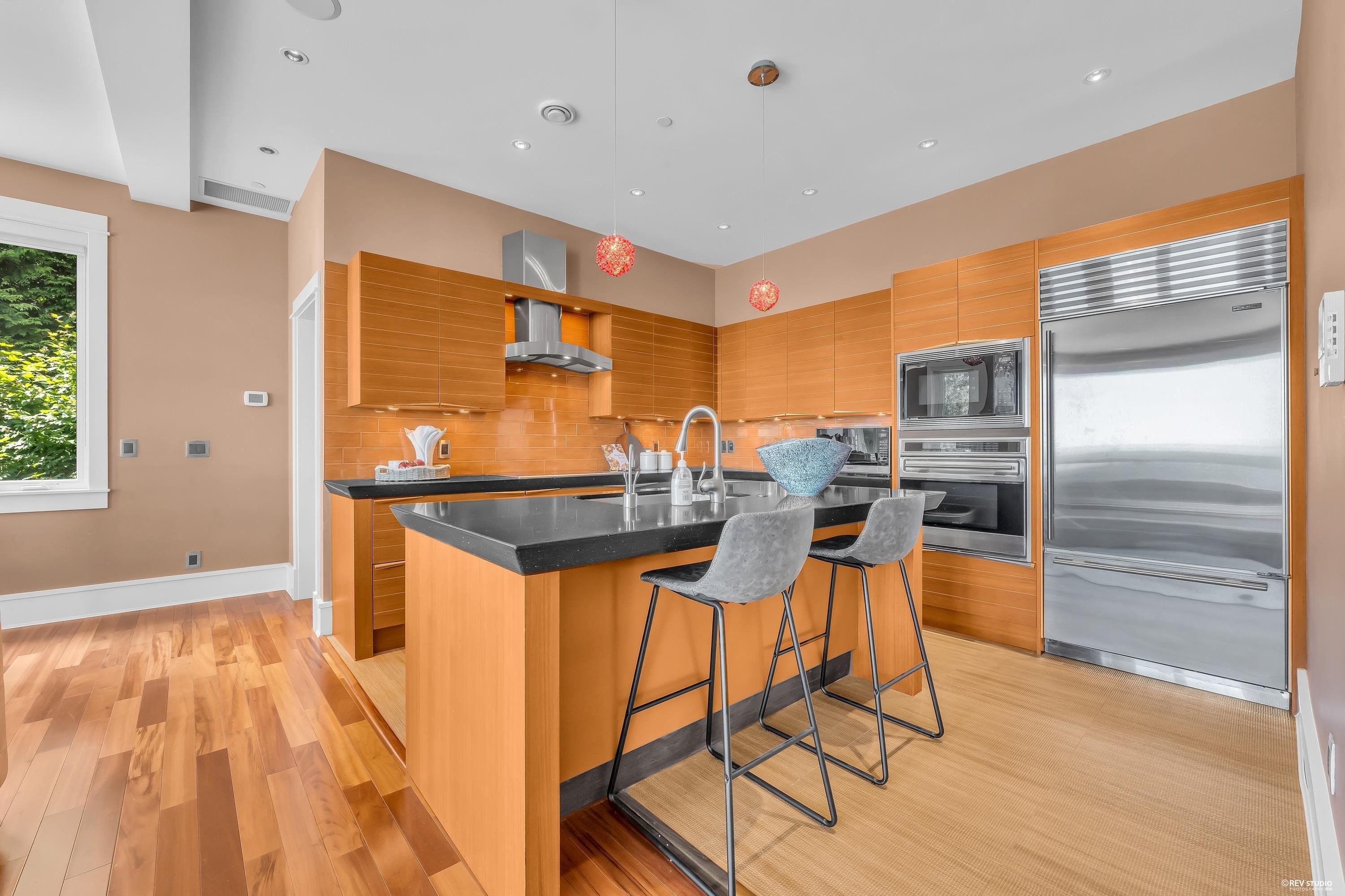 2793 Willoughby Road, West Vancouver, BC - Indoor Photo Showing Kitchen With Upgraded Kitchen