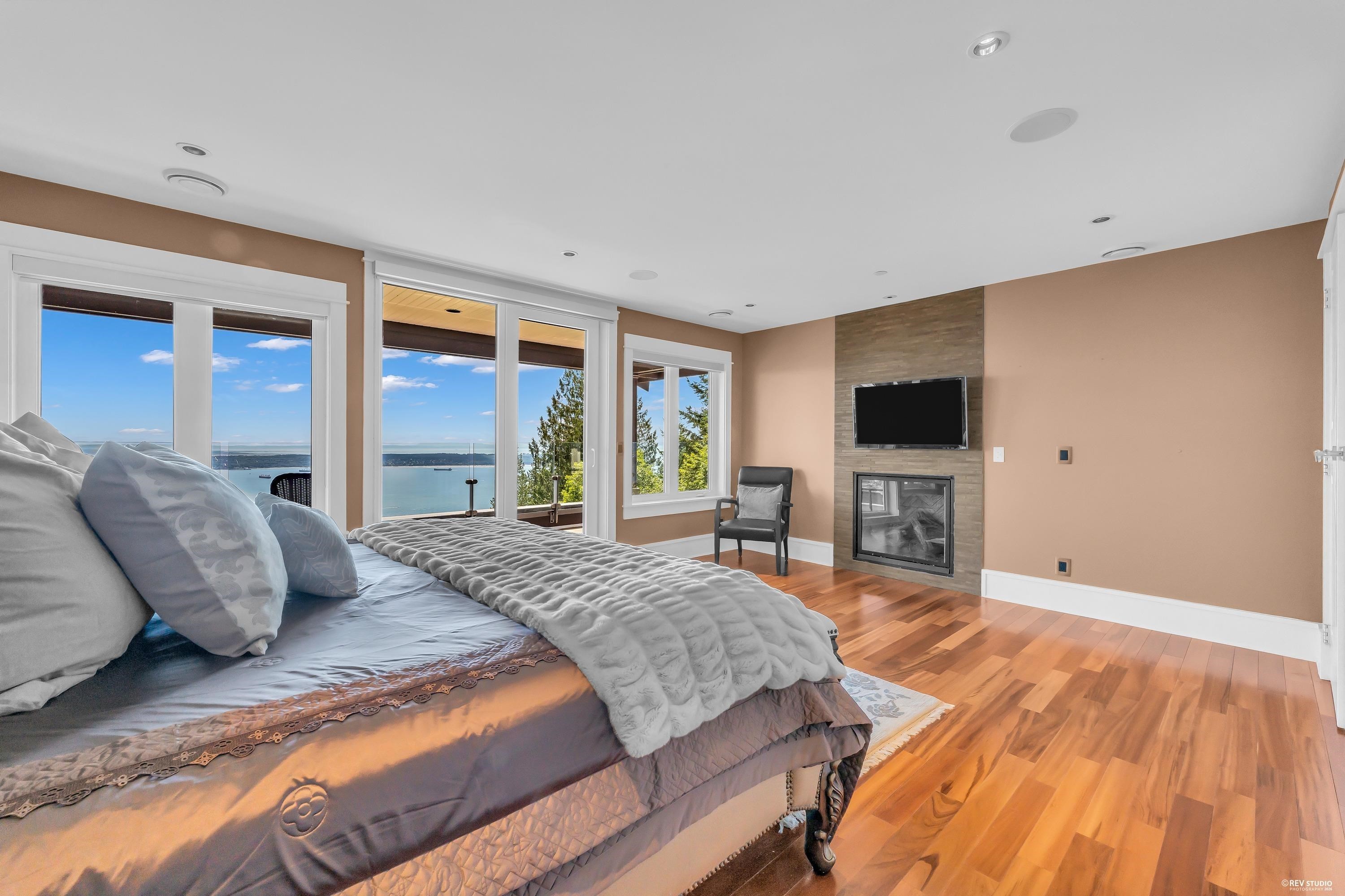 2793 Willoughby Road, West Vancouver, BC - Indoor Photo Showing Bedroom With Fireplace