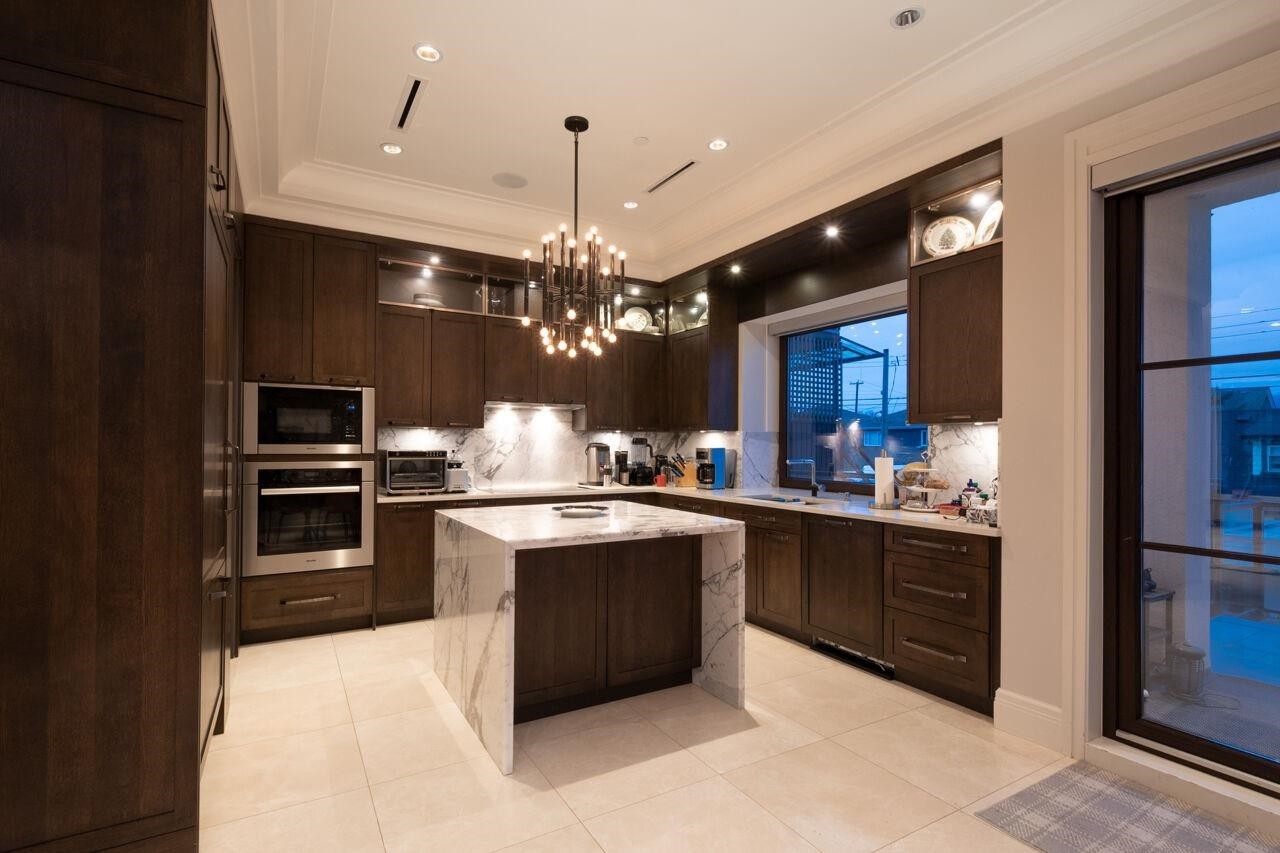 3739 24Th Avenue W, Vancouver, BC - Indoor Photo Showing Kitchen With Upgraded Kitchen